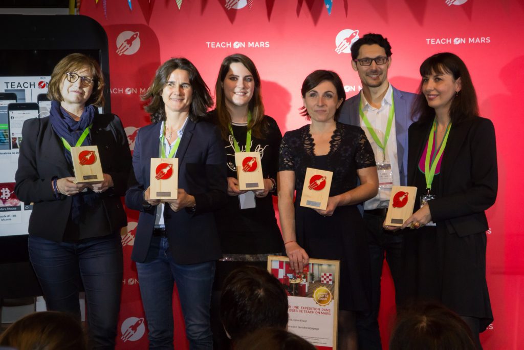 Les lauréats des Mobile Learning Awards avec leurs trophées, créés par Woodmorning