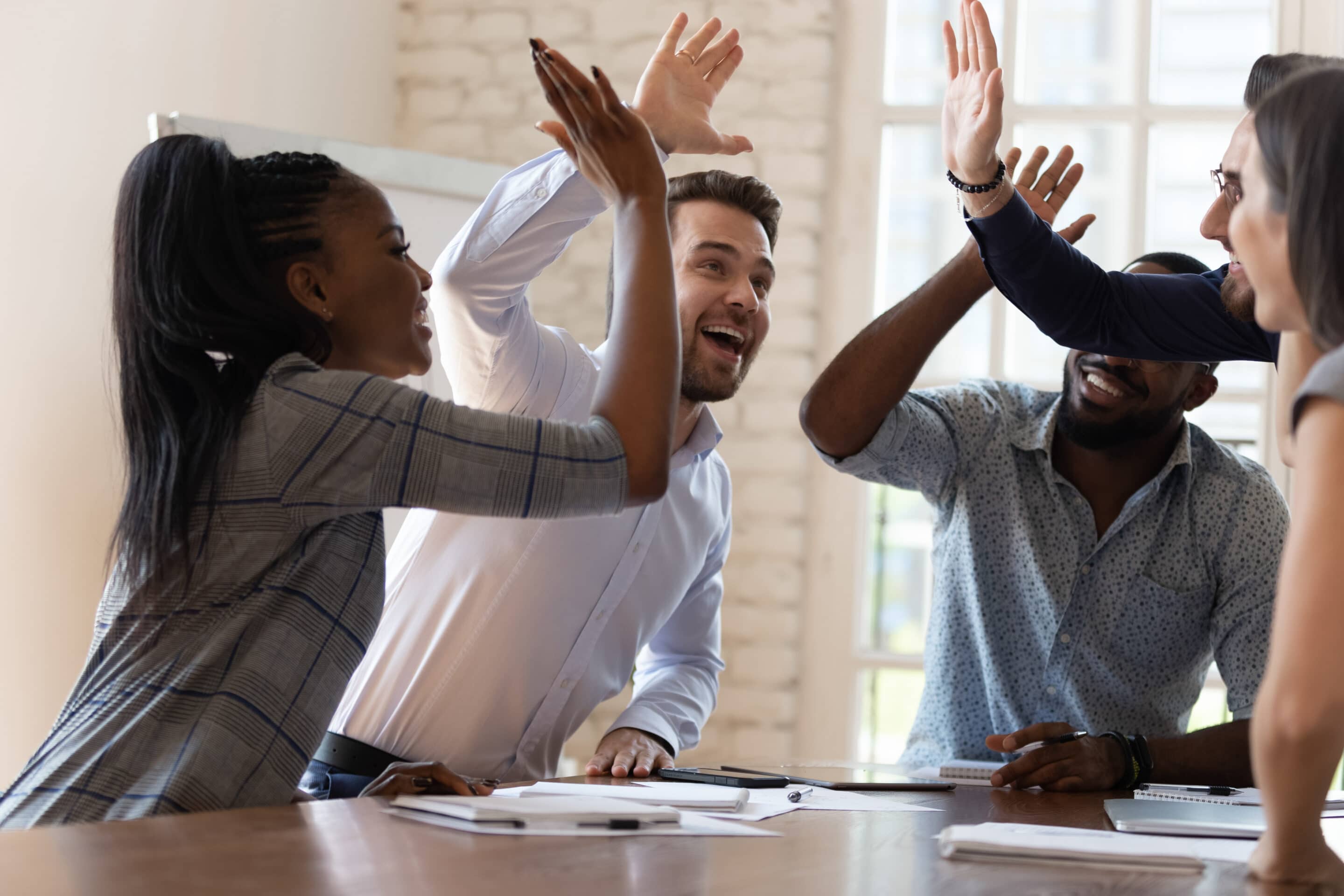 collaborateurs-se-tapant-dans-la-main-pour-se-féliciter