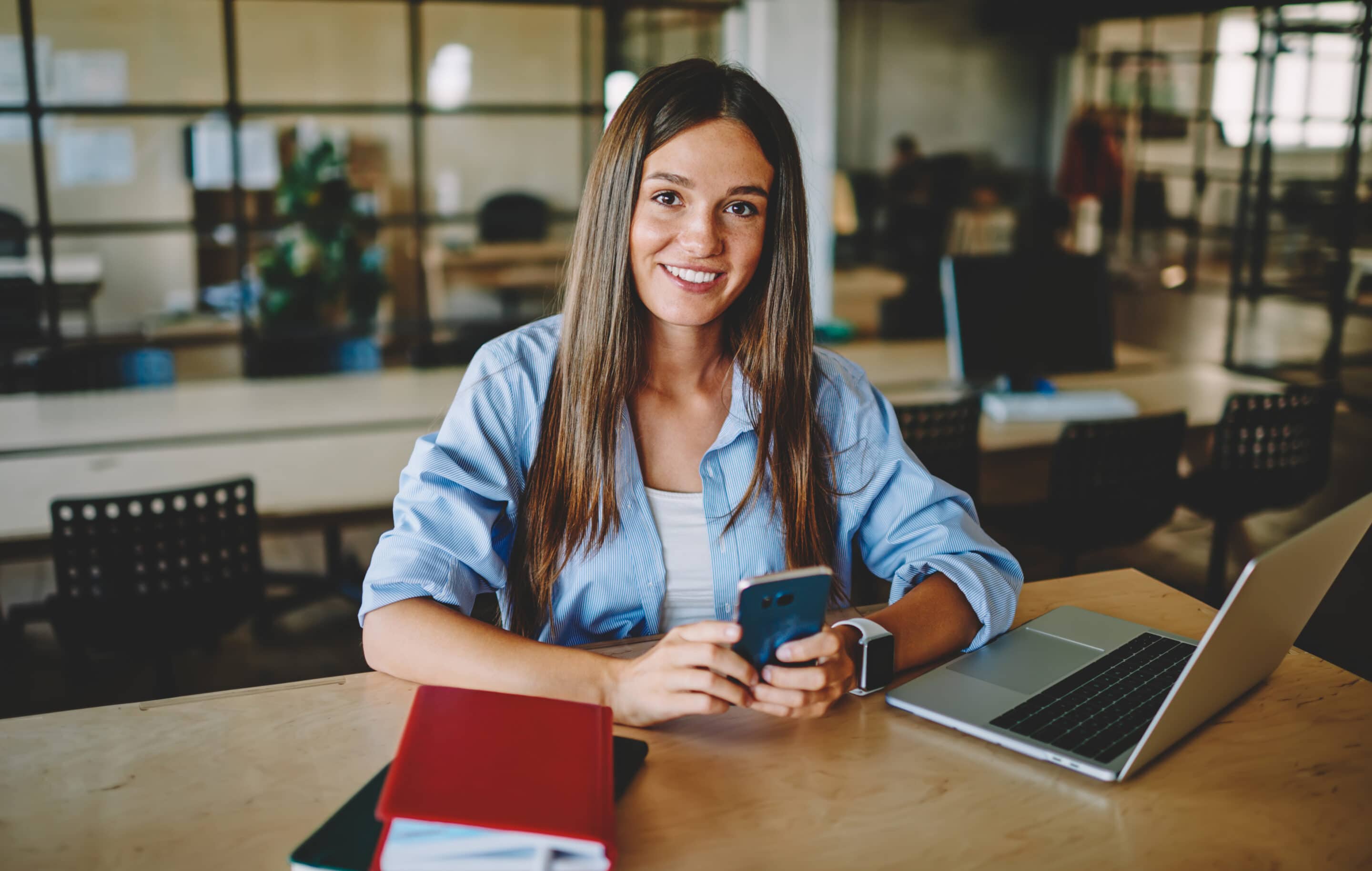 collaboratrice-qui-se-forme-sur-son-téléphone